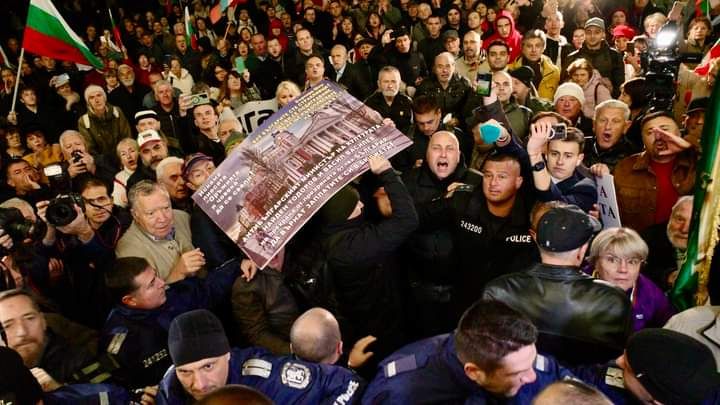 „Тирани, всуе се морите! Не се гаси, туй що не гасне!“